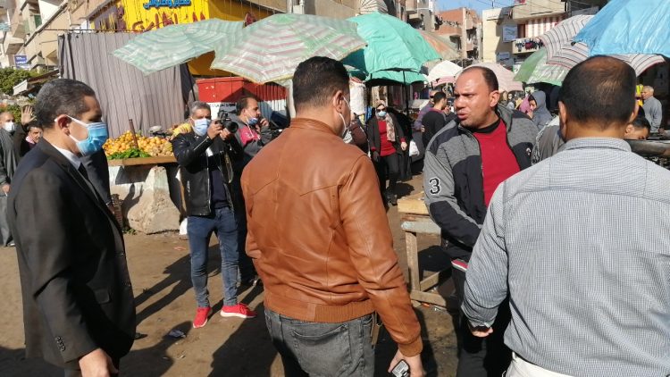 فض سوق لبيع السمك ببسيون لمخالفة تعليمات حظر إقامة الأسواق