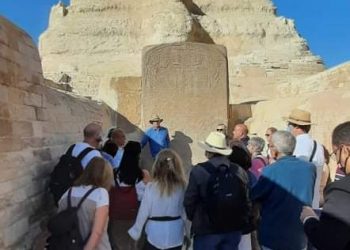 زاهي حواس يستقبل وفدًا أسبانيا تحت سفح “أبو الهول” رغم جائحة كورونا