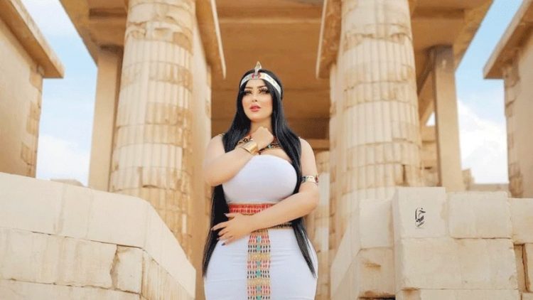 التحقيق في صورة فرعونية لعارضة أزياء أثارت غضبًا واسعًا
