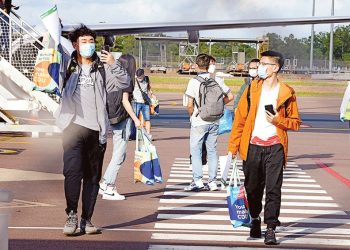 وصــــــــول أول الطـــــــــلاب الأجـــــــانـــــب إلى أستراليا منذ الإغلاق