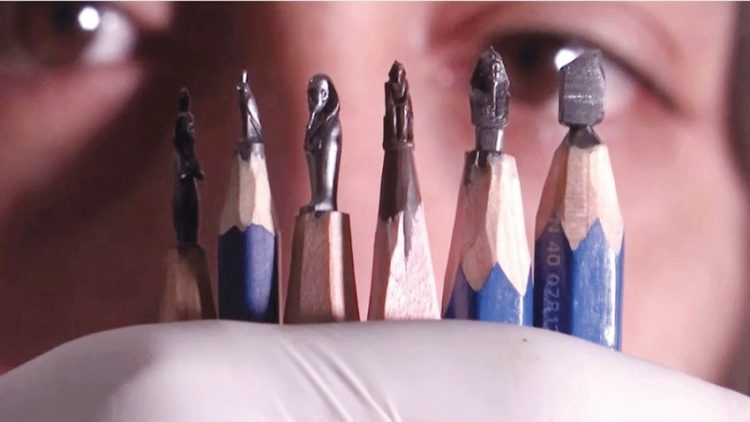 فنان مصري ينحت تماثيل فرعونية مميزة على سنون الأقلام الرصاص 1 فنان مصري ينحت تماثيل فرعونية مميزة على سنون الأقلام الرصاص