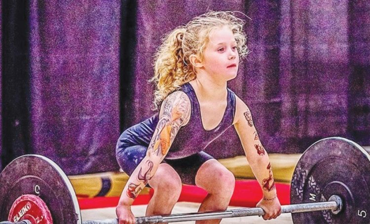 عمرها 7 سنوات ترفع 80 كيلو جرام