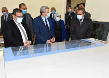 محافظ الإسماعيلية يتفقد وسائل التعليم الحديثة بكليتي الهندسة والآداب جامعة قناة السويس