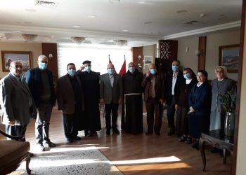 محافظ بورسعيد يستقبل وفد الكنائس والمدارس الكاثوليك لتهنئته بجائزة أفضل محافظ عربي