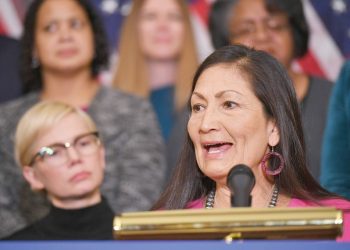 بايدن يختار هالاند (60 عاما) أول إمرأة من الهنود الأمريكيين لتولي وزارة الداخلية