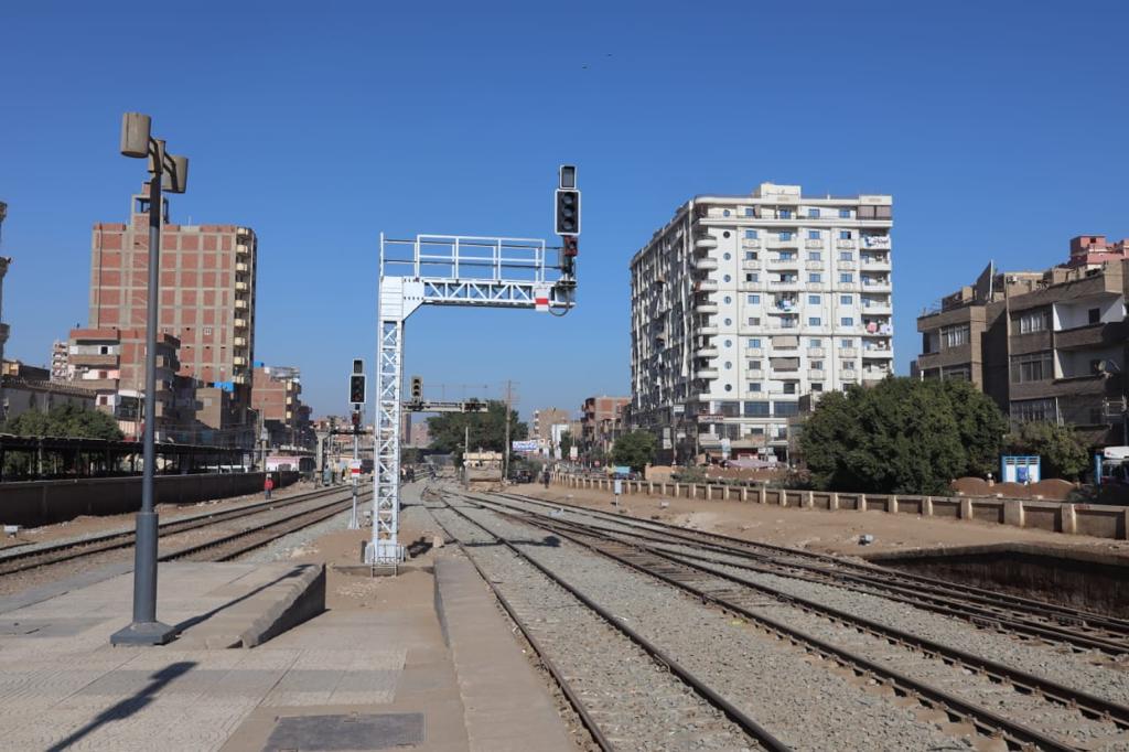 بناءً على توجيهات الرئيس السيسي بالانتهاء من مشروعات تطوير وتحديث نظم إشارات  السكك الحديدية لزيادة عوامل السلامة والأمان بالخطوط - صوت الشعب نيوز