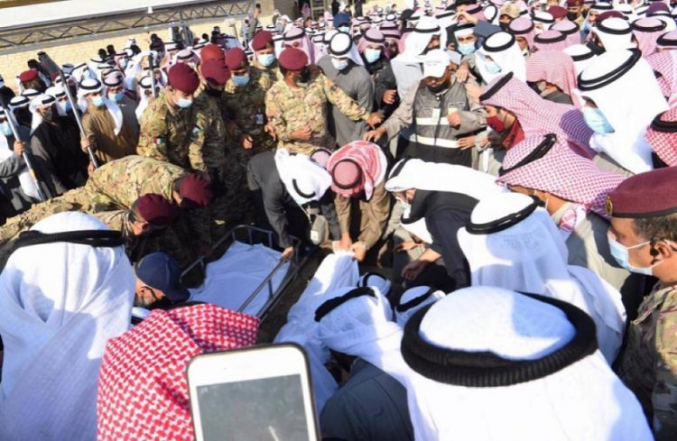 جموع غفيرة في وداع الشيخ ناصر الصباح