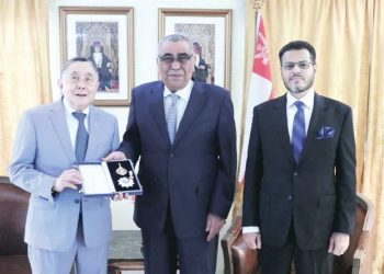 سلطنة عمان: هيثم بن طارق يمنح وسام النعمان لقنصل السلطنة الفخري في الفلبين
