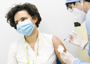 السعودية تمدد تعليق الطيران وإغلاق الحدود بسبب كورونا