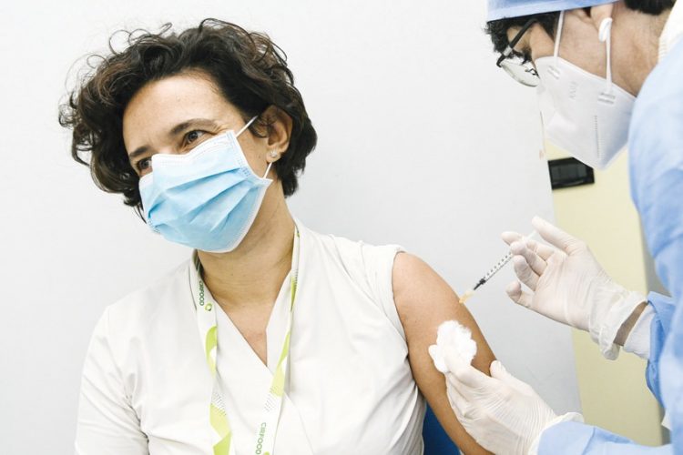 السعودية تمدد تعليق الطيران وإغلاق الحدود بسبب كورونا