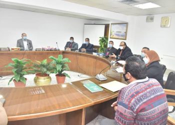 محافظ أسيوط يواصل لقاءه الدوري بالمواطنين لبحث شكاواهم ويأمر بإجراء بحث اجتماعي لبعض الحالات