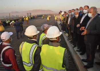 وزير النقل ومحافظ أسيوط يتابعان أعمال تنفيذ المرحلة الأولى من محور ديروط على النيل