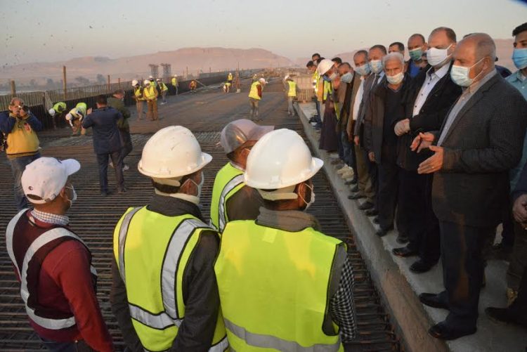 وزير النقل ومحافظ أسيوط يتابعان أعمال تنفيذ المرحلة الأولى من محور ديروط على النيل 1 وزير النقل ومحافظ أسيوط يتابعان أعمال تنفيذ المرحلة الأولى من محور ديروط على النيل