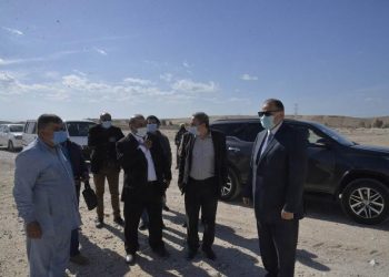 محافظ أسيوط يتفقد أعمال توصيل المرافق بمجمع الصناعات الصغيرة والمتوسطة بمنطقة عرب العوامر 