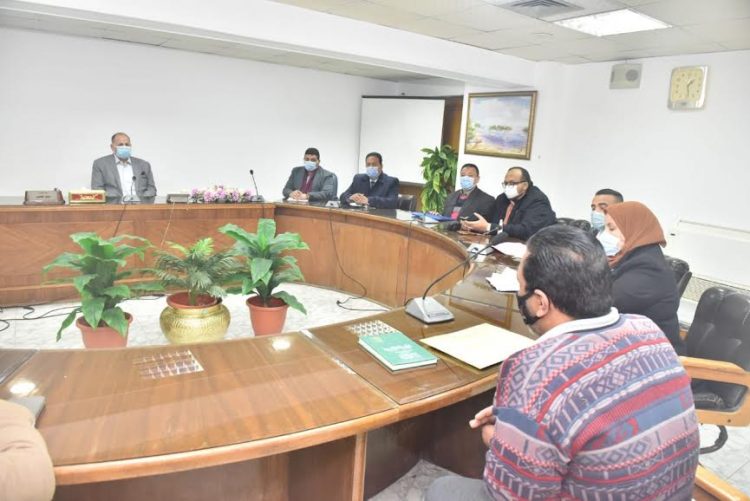 محافظ أسيوط يواصل لقاءه الدوري بالمواطنين لبحث شكاواهم ويأمر بإجراء بحث اجتماعي لبعض الحالات