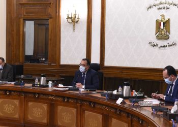 مدبولي: يجب أن نعمل معاً لمضاعفة الإنتاج لتأمين توفير الأكسجين لأي مستشفى عام أو خاص