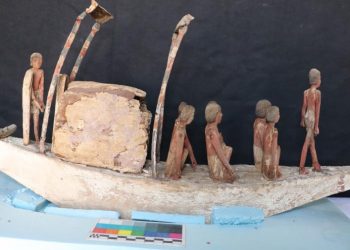 الكشف عن تماثيل ولوحات ومركب وأقنعة خشبية تعود إلى الدولة الحديثة