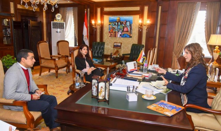 بعد نجاح عملهم الفني الوطني.. وزيرة الهجرة تتفق مع مغنيين مصريين بالخارج لإطلاق الأغنية الرسمية لـ "اتكلم عربي" 1 بعد نجاح عملهم الفني الوطني.. وزيرة الهجرة تتفق مع مغنيين مصريين بالخارج لإطلاق الأغنية الرسمية لـ “اتكلم عربي”