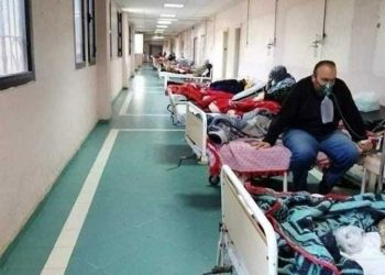 «الصحة» تكشف حقيقة الصورة المتداولة لمرضى كورونا يجلسون في طرقات أحد مستشفيات الشرقية