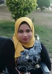 بنت الصعيد تحدت الإعاقة الحركية وبرعت في تعليم الأطفال