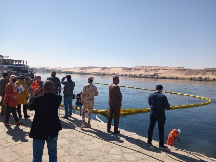 البيئة تشارك فى التدريب العملي لمكافحة التلوث البترولى بنهر النيل «طيبة 6» بمنطقة الاعقاب بأسوان