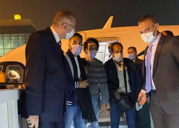 وصول البحارين المصريين المختطفين في نيجيريا إلى مطار القاهرة