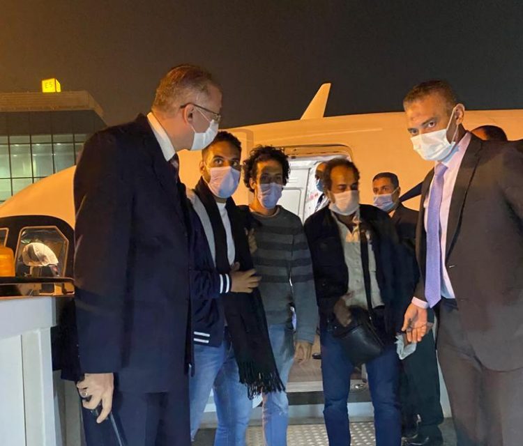 وصول البحارين المصريين المختطفين في نيجيريا إلى مطار القاهرة