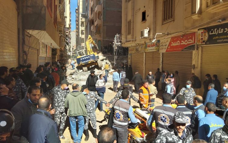 بالصور : انهيار عقار مكون من 4 أدوار بالمحلة