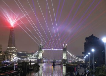 عرض ضوء في لندن تكريما للعاملين في قطاع الرعاية الصحية