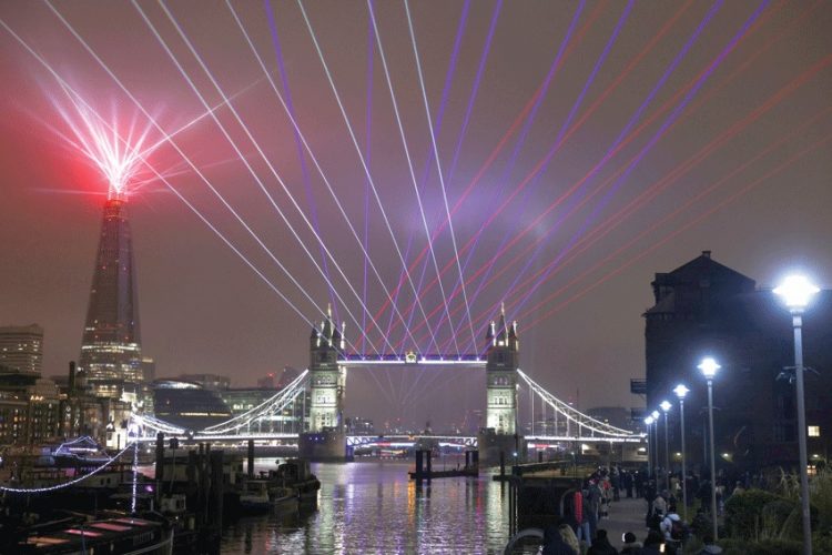 عرض ضوء في لندن تكريما للعاملين في قطاع الرعاية الصحية