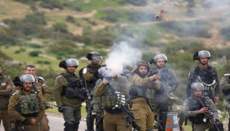 إصــابـــة فـــلــســطـــيني بــشــلـــل ربــاعي جـــراء رصاصة أصابت رقــبته خلال مواجهات في الضفة