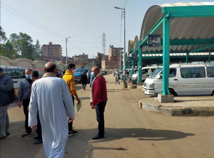 حملات متابعة إلتزام الركاب والسائقين بتنفيذ كافة القرارات الإحترازية والوقائية بالبحيرة 1 حملات متابعة إلتزام الركاب والسائقين بتنفيذ كافة القرارات الإحترازية والوقائية بالبحيرة