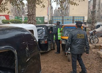 حملة مرورية مكبرة بكفر الزيات بالغربية لضبط مركبات التوك توك المخالفة