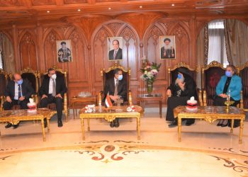 محافظ الغربية يزور مطرانية طنطا لتقديم التهنئة بعيد الميلاد