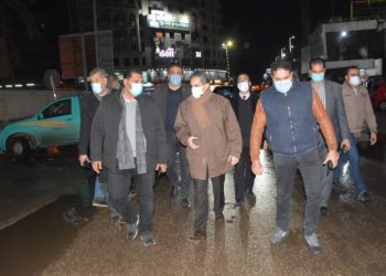 محافظ الغربية في جولة مسائية يتابع أعمال كسح وشفط مياه الأمطار بطنطا