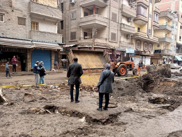 هبوط أرضي مفاجئ بشارع الترعة بحي ثان المحلة الكبرى والمحافظ يشكل لجنة لكشف الأسباب 1 هبوط أرضي مفاجئ بشارع الترعة بحي ثان المحلة الكبرى والمحافظ يشكل لجنة لكشف الأسباب