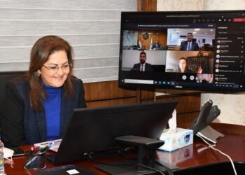 وزيرة التخطيط والتنمية الاقتصادية تتابع ترتيبات صرف الدفعة الأخيرة من المنحة الرئاسية للعمالة غير المنتظمة