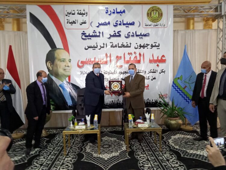 وزير القوى العاملة ومحافظ كفر الشيخ يسلمان 9317 وثيقة تأمين للصيادين