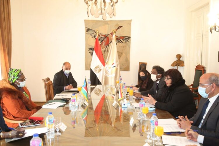 وزيرة الثقافة تستقبل نظيرتها السودانية الجنوبية لبحث سبل تعزيز التبادل الثقافى والفنى بين البلدين