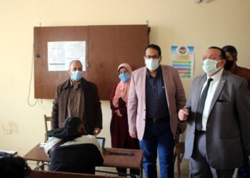 وكيل وزارة التعليم بالغربية يتابع سير امتحانات النقل بالمدارس وسط إجراءات وقائية مكثفة