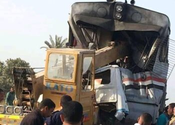 “السكة الحديد”: مصرع ٣ أشخاص في تصادم قطار أسوان بسيارة اقتحمت المزلقان وهو مغلق