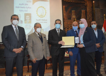 محافظ الغربية ورئيس جامعة طنطا يكرمان طلاب جامعة طنطا الفائزون بكأس  العباقرة جامعات  