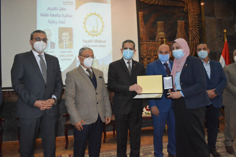 محافظ الغربية ورئيس جامعة طنطا يكرمان طلاب جامعة طنطا الفائزون بكأس العباقرة جامعات 1 محافظ الغربية ورئيس جامعة طنطا يكرمان طلاب جامعة طنطا الفائزون بكأس العباقرة جامعات