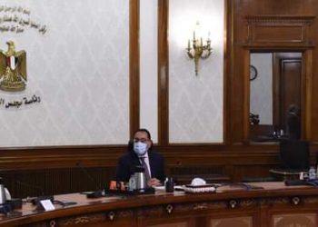 رئيس الوزراء يستعرض دراسة بشأن الحفاظ على المياه غير المتجددة والاستفادة بها