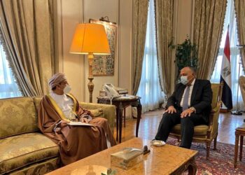 سفير سلطنة عُمان بالقاهرة يقدم أوراق اعتماده لسامح شكري