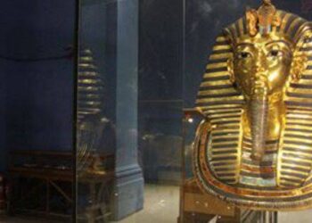 الآثار:بدء وضع أوائل القطع من مقتنيات توت عنخ آمون بفتارين العرض بالمتحف الكبير