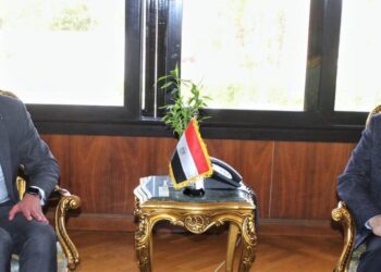 وزير الطيران المدني يبحث مع رئيس هيئة الاستثمار عدد من مشروعات الطيران المدني