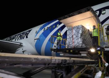 وزيرة الصحة: استقبال ٣٠٠ ألف جرعة من لقاح فيروس كورونا هدية من الصين لمصر بمطار القاهرة الدولي