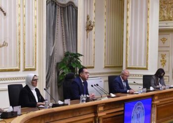 مدبولي :الرئيس وجّه بسرعة صرف التعويضات لأسر المتوفين والمصابين بحادث القطارين ونسابق الزمن لإعادة الحركة إلى قناة السويس 