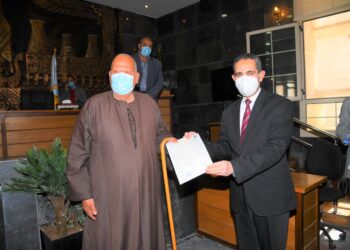 محافظ الغربية يسلم ٢٥ عقداً لتقنين أوضاع التعدي على أراضي أملاك الدولة